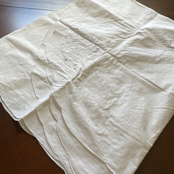 White cotton cutout floral pattern embroidery oval 66” x 97” tablecloth - Picture 13 of 13